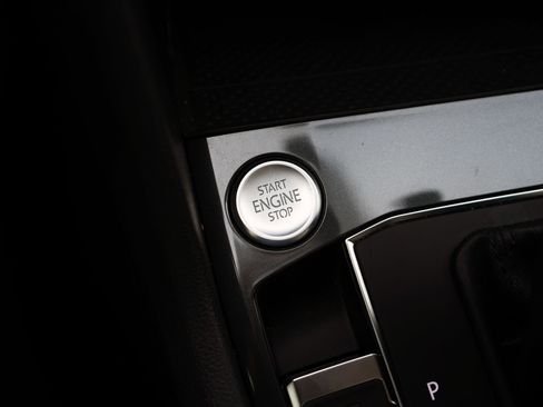 Used 2020 Volkswagen Tiguan SE w/ Panoramic Sunroof Package image 25