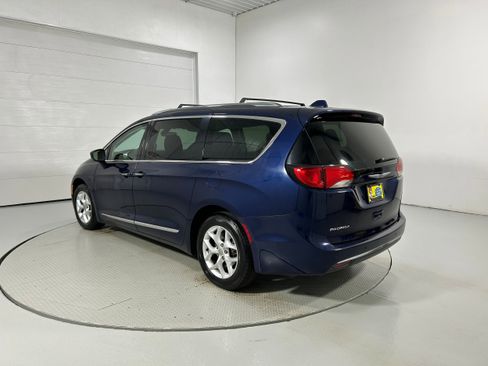 Used 2020 Chrysler Pacifica Touring-L w/ Tire & Wheel Group image 22
