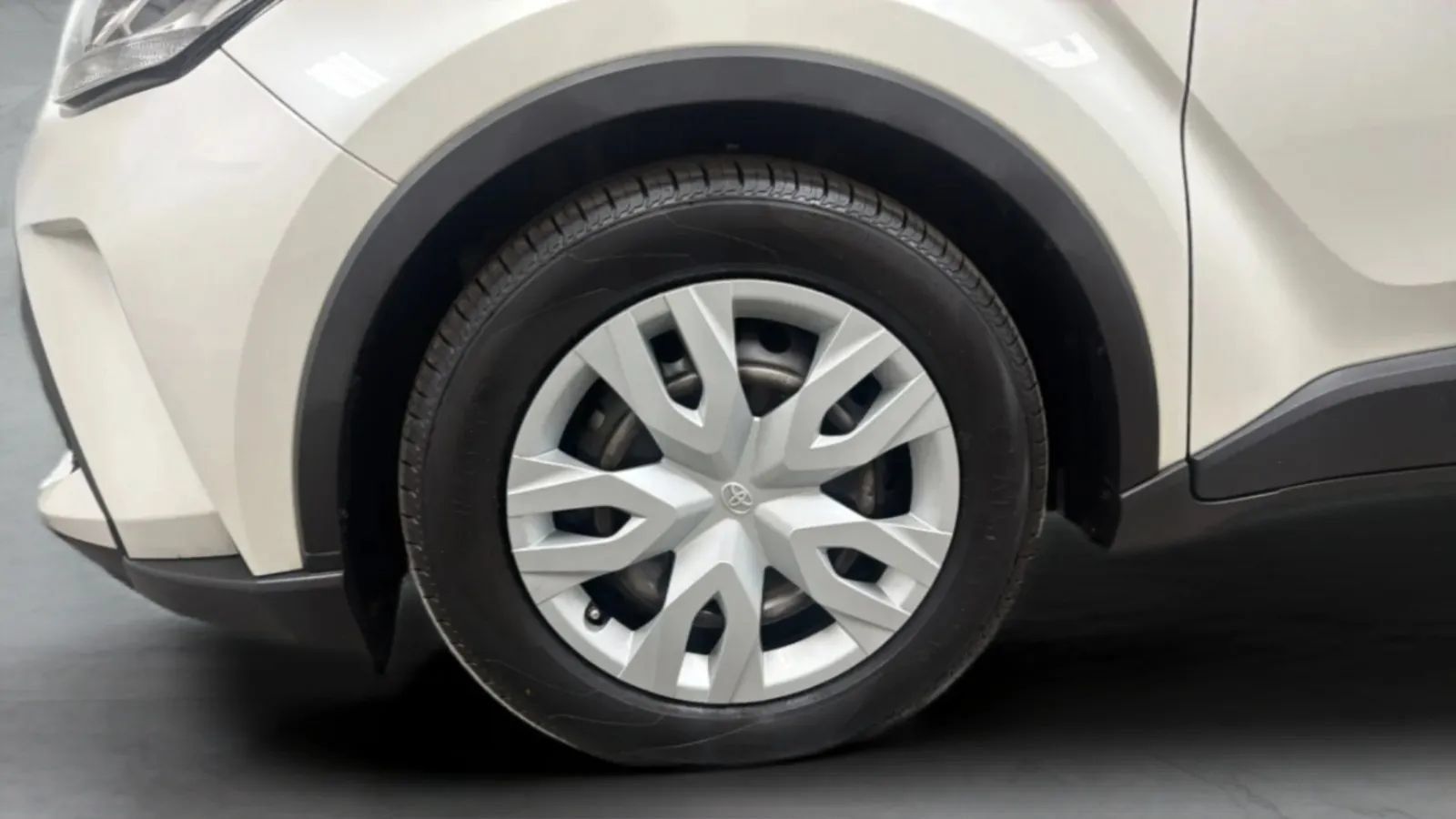 Used 2020 Toyota C-HR LE FWD image 27