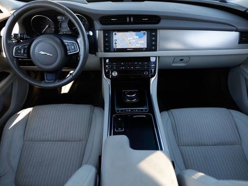 Used 2017 Jaguar XF Prestige image 21