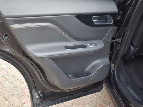 Used 2019 Jaguar F-PACE Prestige image 34