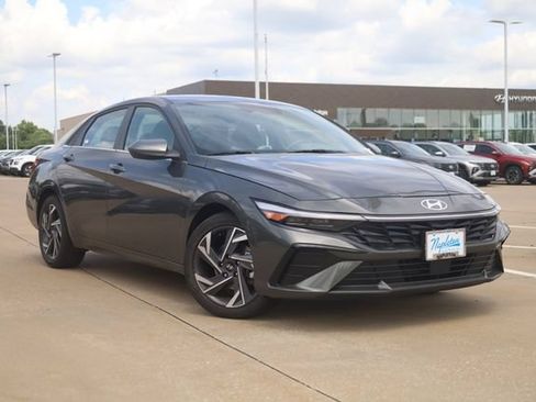 Certified 2025 Hyundai Elantra SEL FWD image 2