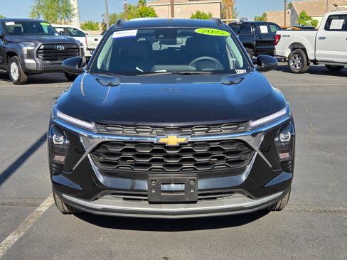 Used 2025 Chevrolet Trax LT FWD image 8