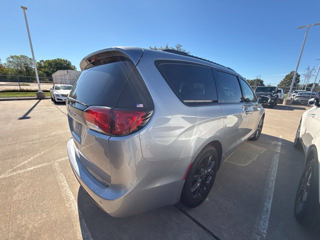 Used 2020 Chrysler Pacifica Touring-L w/ S Appearance Package FWD image 10