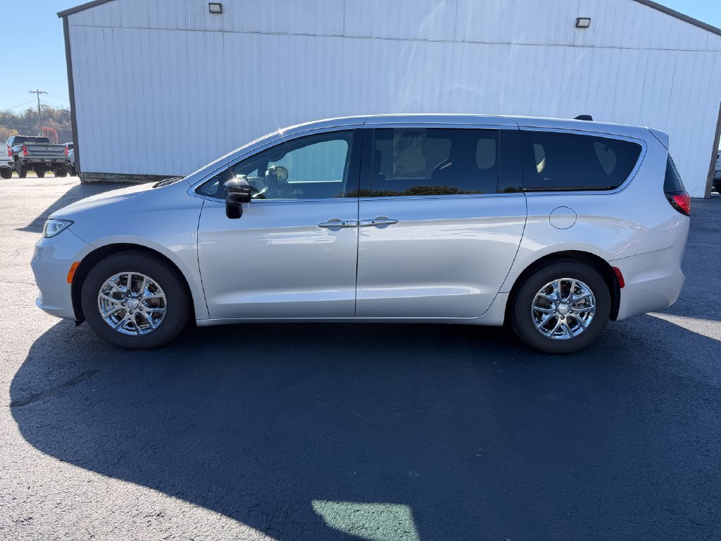 Used 2026 Chrysler Pacifica Select FWD image 8