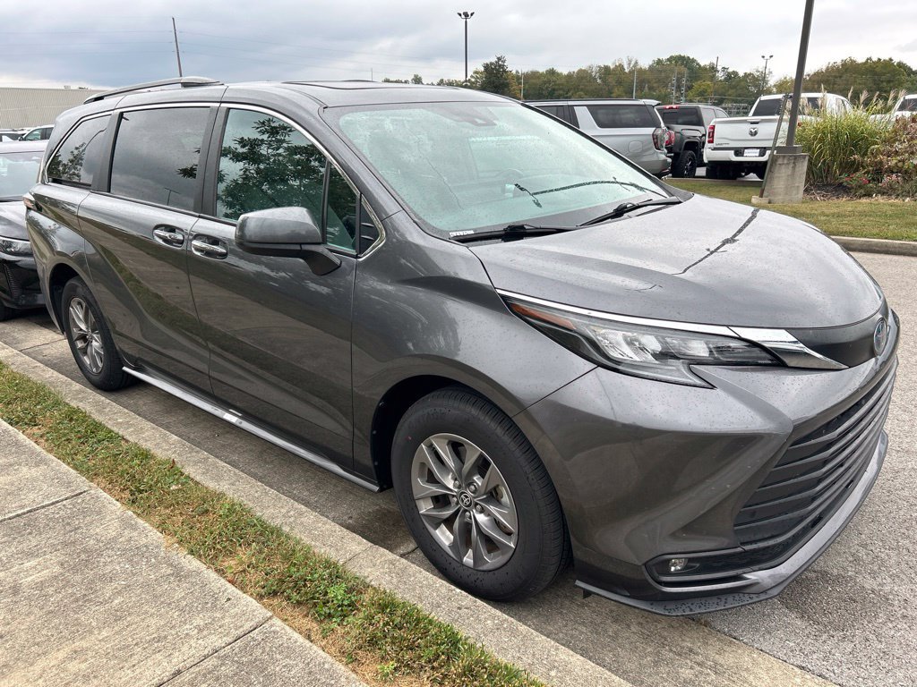 Used 2025 Toyota Sienna XLE FWD image 2