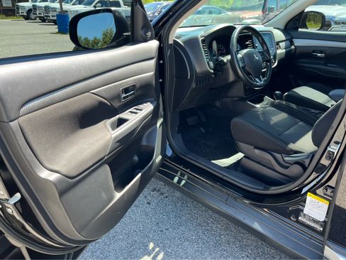 Used 2017 Mitsubishi Outlander SE AWD/4WD image 10