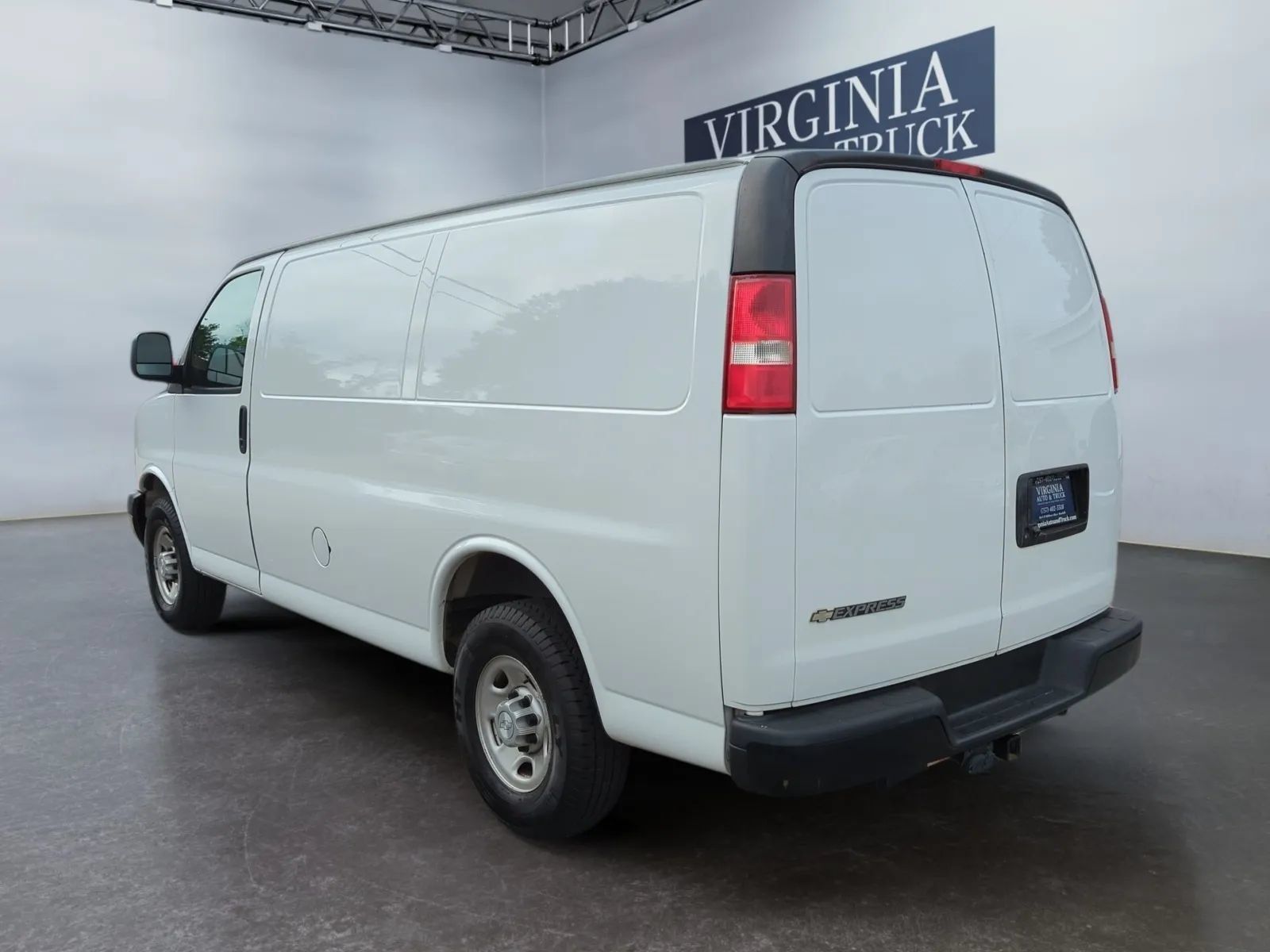 Used 2019 Chevrolet Express 2500 w/ Driver Convenience Package RWD image 9