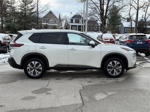 Used 2023 Nissan Rogue SV image 2
