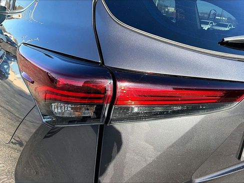 Used 2024 Toyota Highlander LE image 30