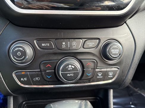 Used 2019 Jeep Cherokee Limited image 33