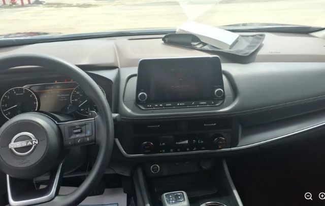 Used 2023 Nissan Rogue SV FWD image 4