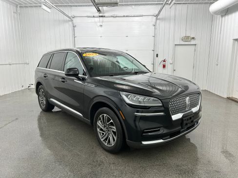 Used 2023 Lincoln Aviator AWD image 2