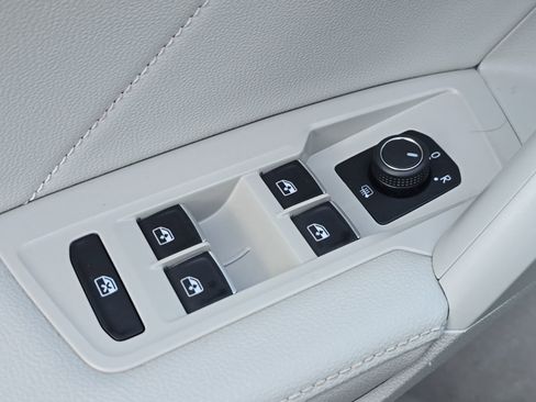 Used 2023 Volkswagen Tiguan SE w/ Panoramic Sunroof Package image 16