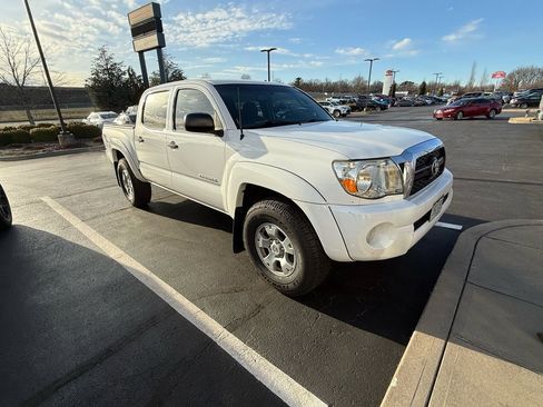 Used 2011 Toyota Tacoma 4x4 Double Cab w/ TRD Off-Road Pkg w/JBL Audio image 2