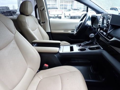 Used 2022 Toyota Sienna Limited image 9