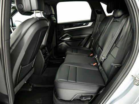 Certified 2025 Porsche Cayenne AWD/4WD image 27