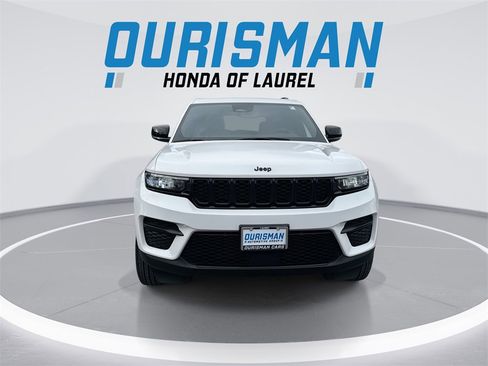 Used 2024 Jeep Grand Cherokee Altitude image 3