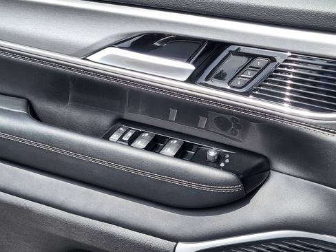 Used 2025 Jeep Wagoneer 4WD image 28