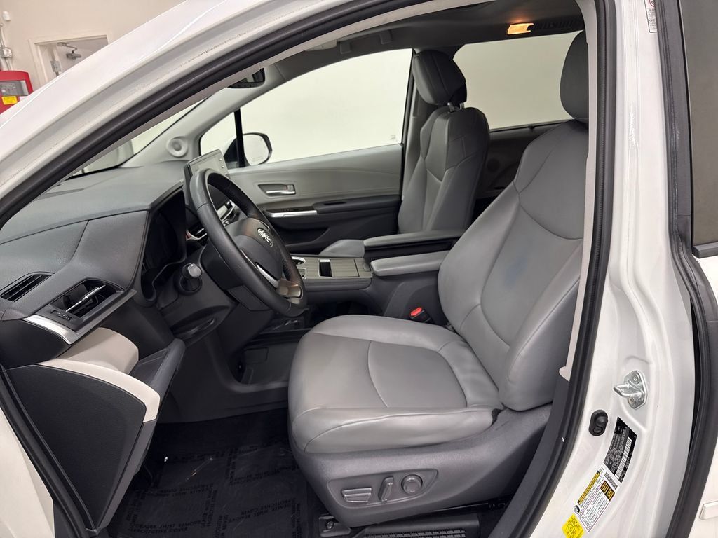 Used 2021 Toyota Sienna XLE w/ XLE Plus Package FWD image 14