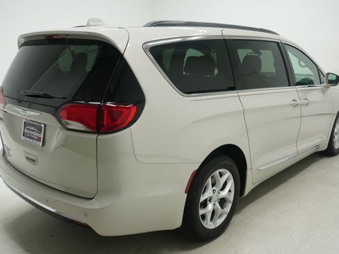 Used 2017 Chrysler Pacifica Touring-L w/ Tire & Wheel Group FWD image 4