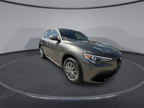 Used 2023 Alfa Romeo Stelvio Sprint image 2