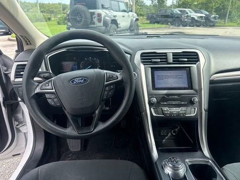 Used 2019 Ford Fusion SE FWD image 12
