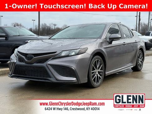 Used 2022 Toyota Camry SE image 1