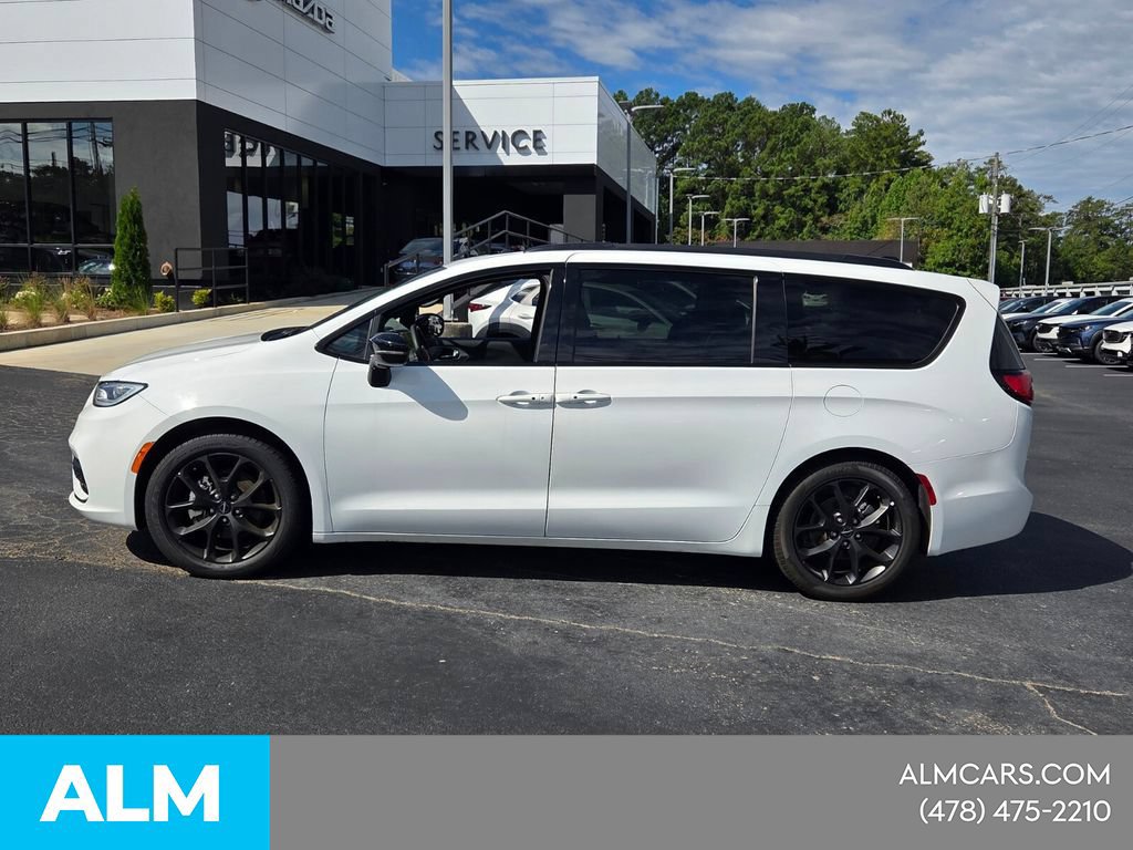 Used 2025 Chrysler Pacifica Limited FWD image 4