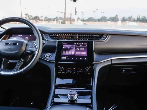 Used 2023 Jeep Grand Cherokee L Laredo image 13