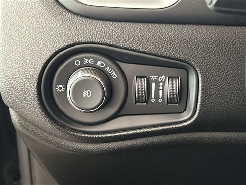 Used 2020 Jeep Renegade Latitude w/ Cold Weather Group AWD/4WD image 23