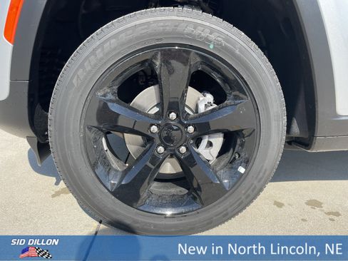 New 2025 Jeep Grand Cherokee Altitude image 5