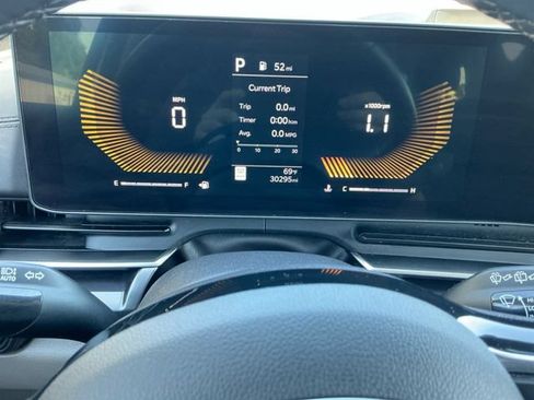 Used 2025 Kia Carnival FWD image 20