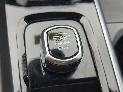 Used 2022 Volvo XC60 B5 Momentum w/ Advanced Package image 27