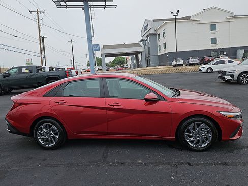 Used 2024 Hyundai Elantra SEL FWD image 6