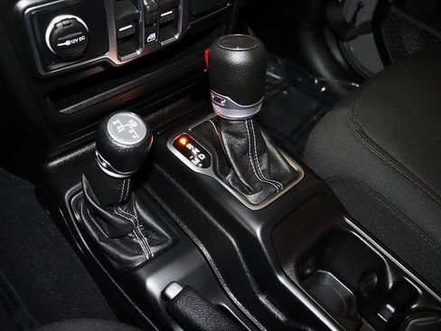 Used 2021 Jeep Gladiator Overland image 25