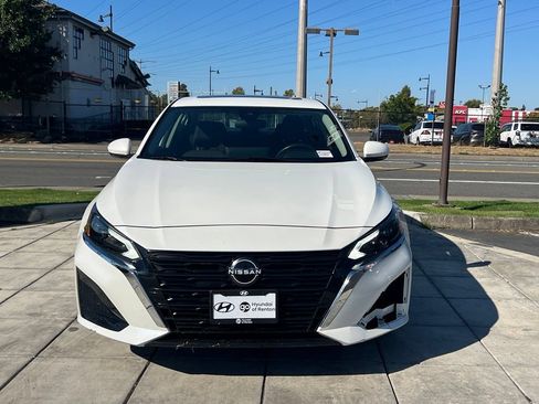 Used 2023 Nissan Altima 2.5 SV w/ SV Premium Package AWD/4WD image 4