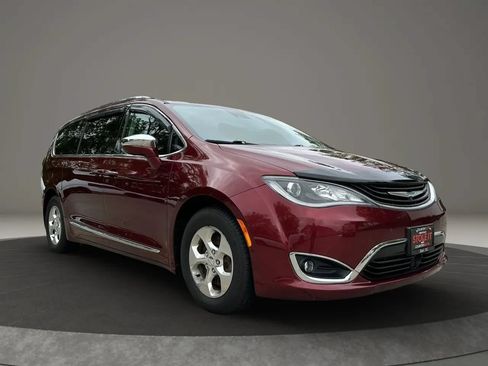 Used 2018 Chrysler Pacifica Limited w/ Advanced Safetytec Group FWD image 3