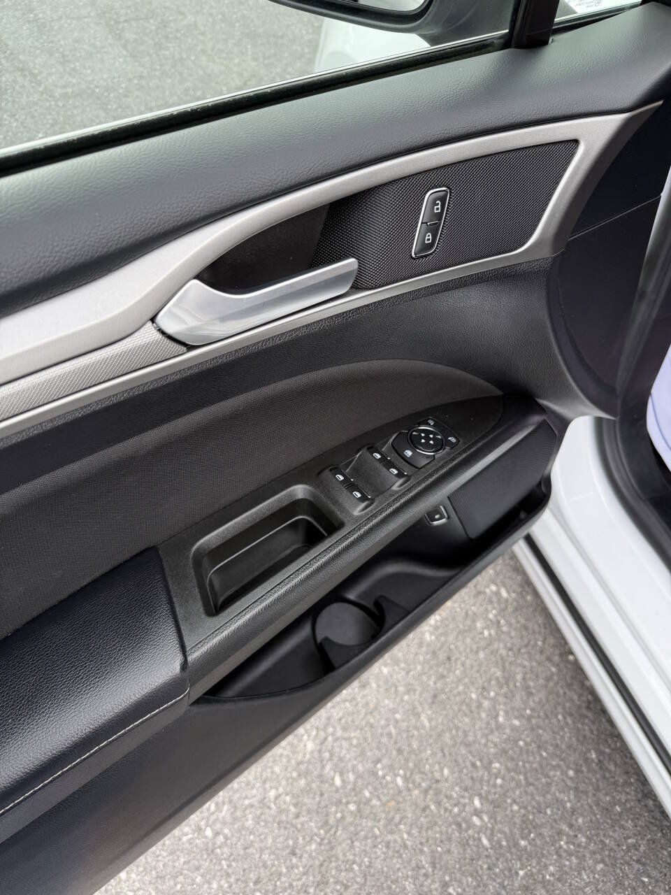 Used 2019 Ford Fusion SE FWD image 6