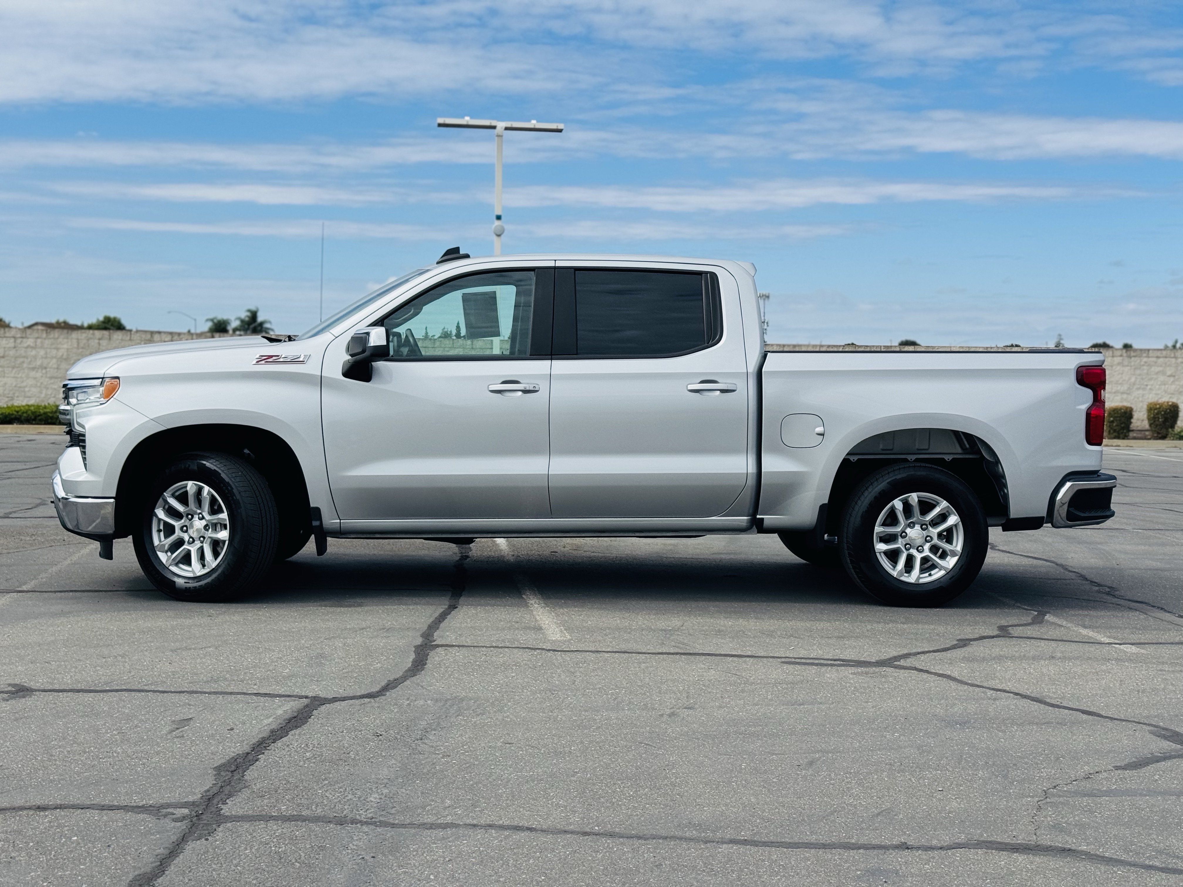 Certified 2022 Chevrolet Silverado 1500 LT w/ Z71 Off-Road Package AWD/4WD image 4