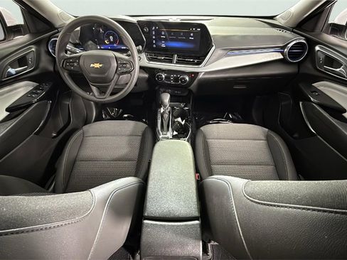 Used 2025 Chevrolet Trax LT image 31