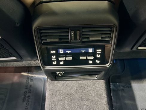 Used 2025 Porsche Cayenne Coupe image 21