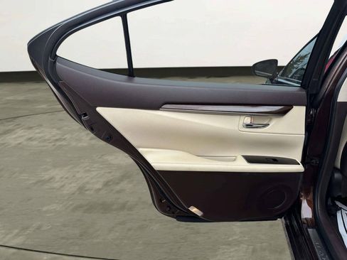 Used 2016 Lexus ES 300h w/ Luxury Package w/Wood Trim FWD image 12