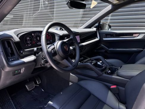 Used 2025 Porsche Cayenne S AWD/4WD image 4