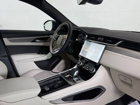 New 2025 Jaguar F-PACE R-Dynamic S image 21