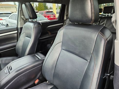 Used 2017 Toyota Highlander XLE image 18
