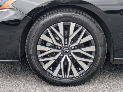 Used 2024 Nissan Altima 2.5 SV FWD image 11