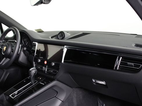 Certified 2025 Porsche Macan image 24