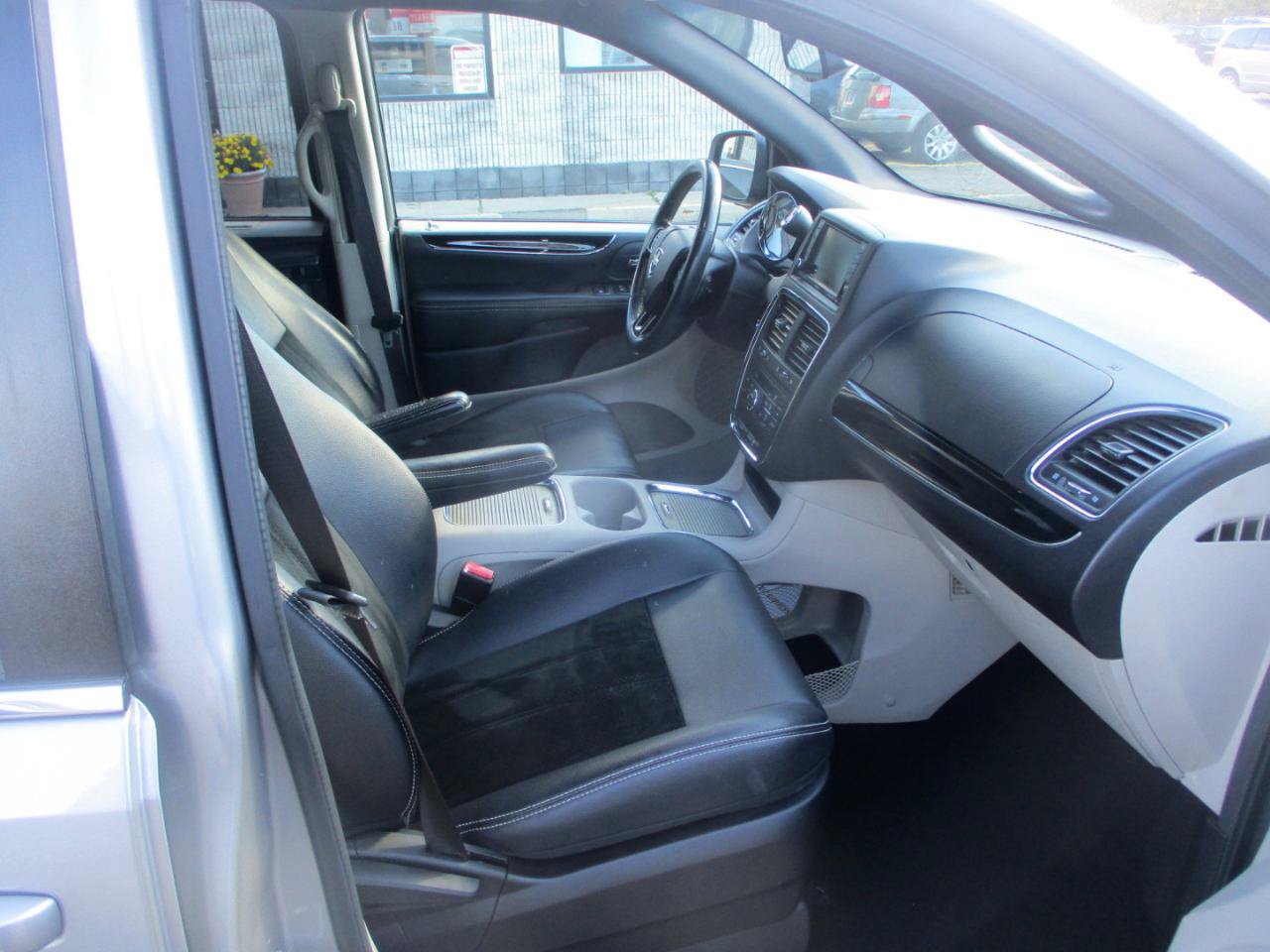Used 2016 Dodge Grand Caravan SXT FWD image 7