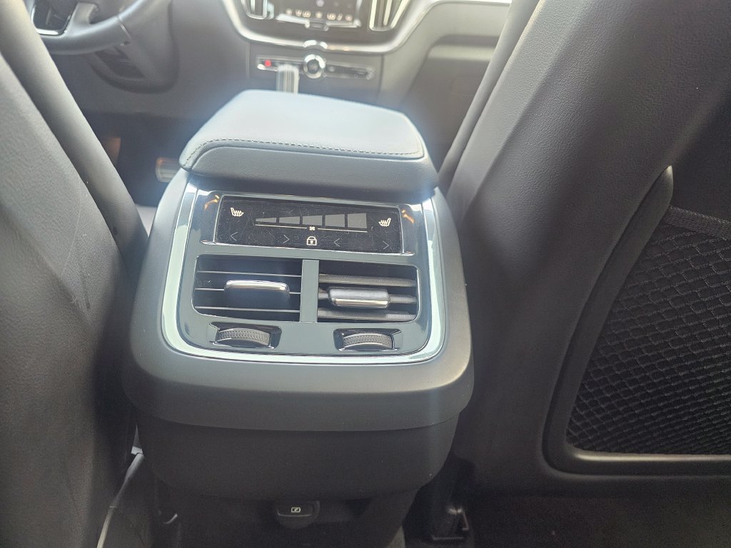 Used 2022 Volvo XC60 B6 R-Design AWD/4WD image 36